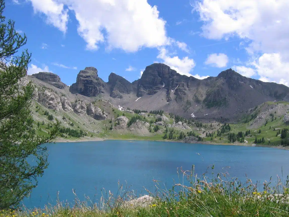 lac d'altitude que l'on peut voir en vacances à la montagne