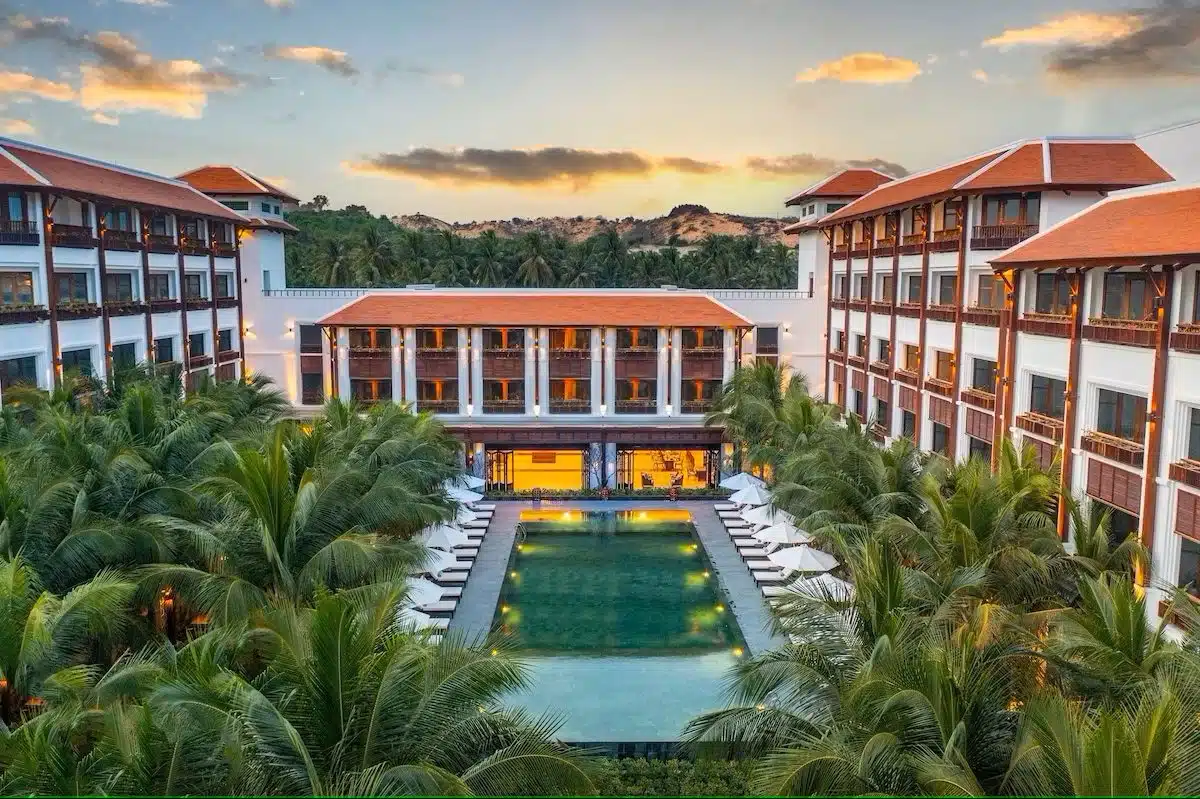 Nouvel hôtel 5* à l’architecture de style colonial français sur la plage à côté du Mui Ne au Vietnam