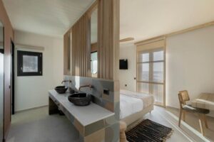 chambre avec salle de douche dans une villa en location en Crète