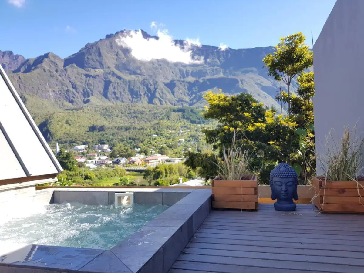 Tereva Lodge et son jacuzzi avec vue sur les montagnes entourant Cilaos à la Réunion