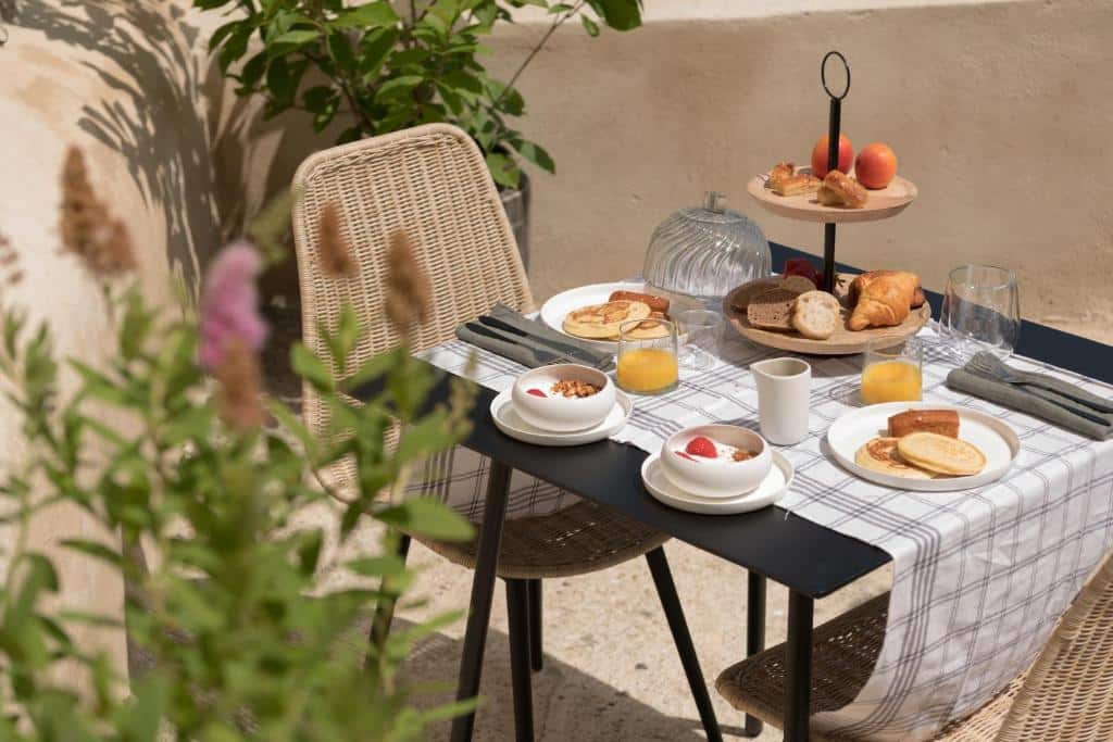 petit déjeuner en terrasse au milieu du parc naturel régional des Baronnies Provençales