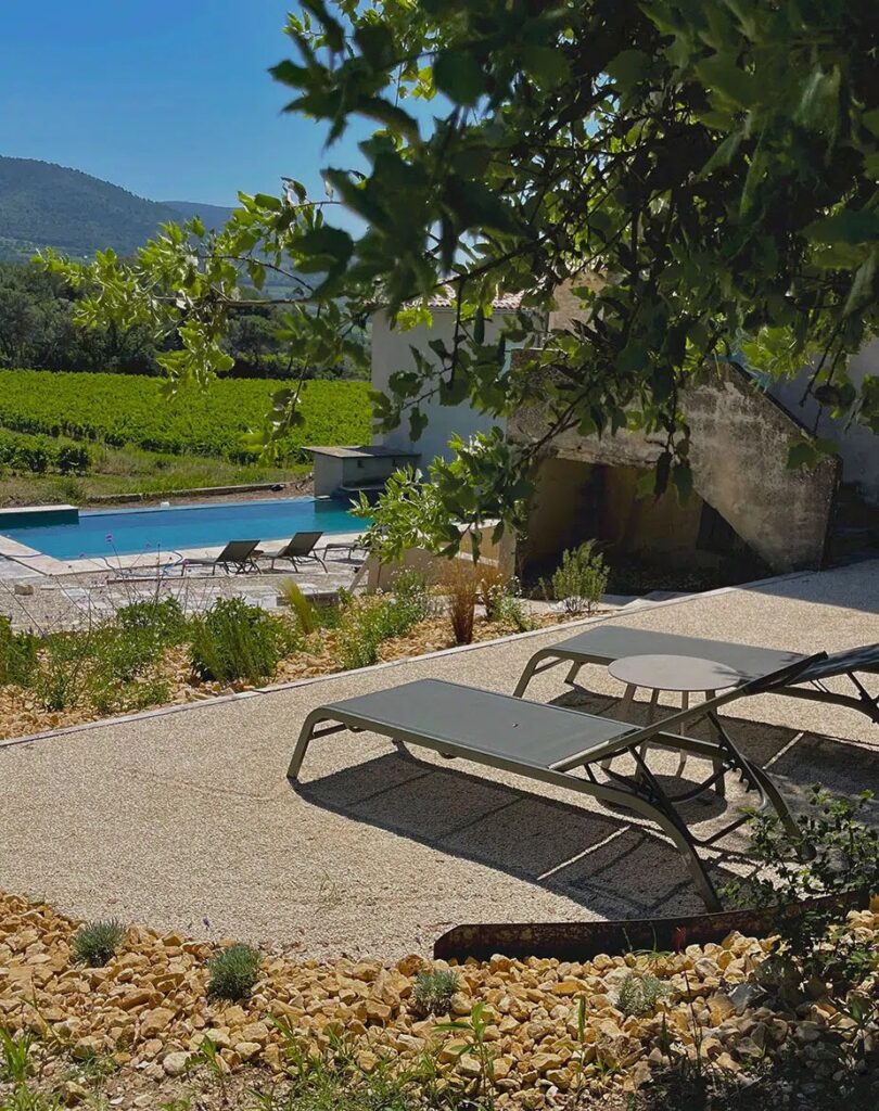 vue sur les Baronnies et la piscine de la chambre d'hôtes Vert et d'O