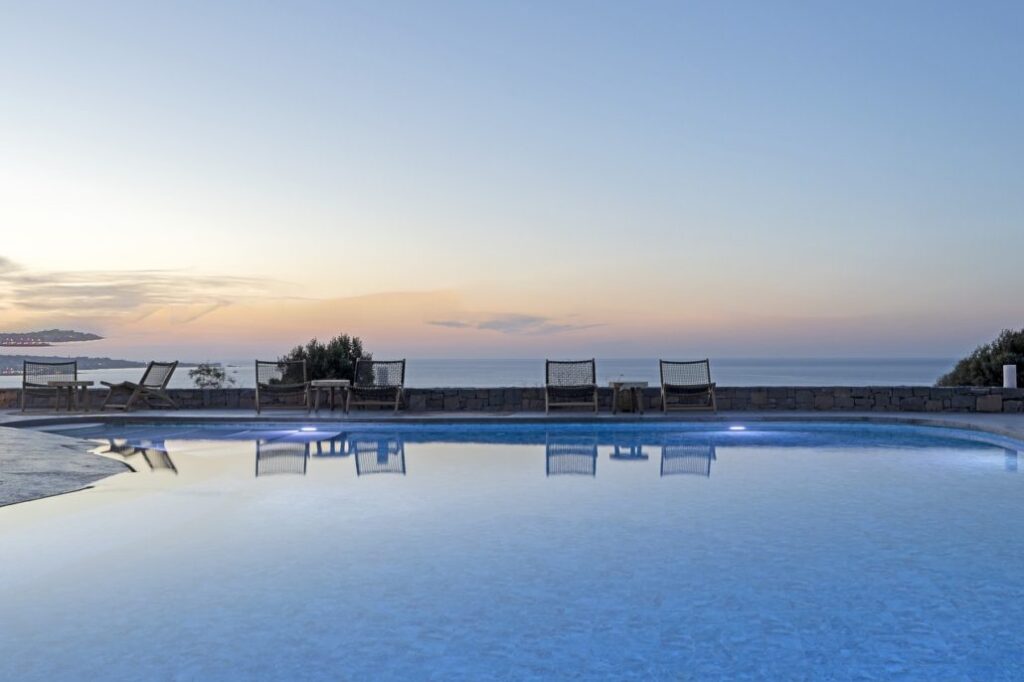 vue sur la mer au coucher du soleil depuis la piscine de l'hôtel The Nest Resort