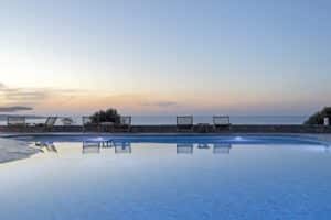 vue sur la mer au coucher du soleil depuis la piscine de l'hôtel The Nest Resort