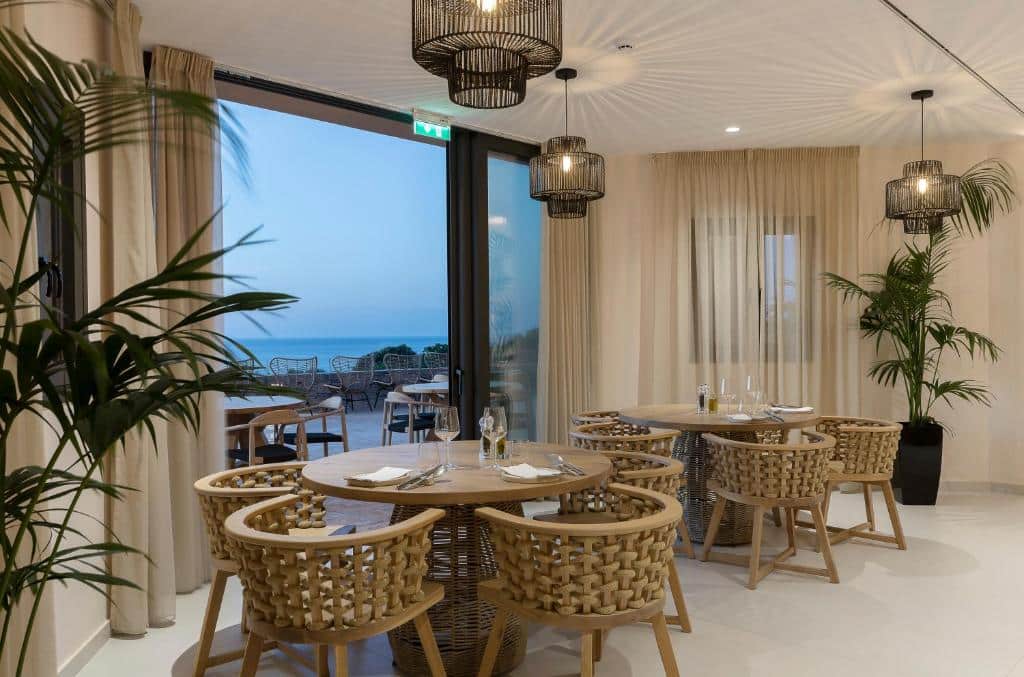 restaurant de l'hôtel avec terrasse et vue mer