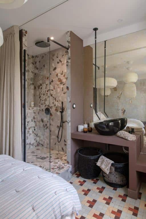 chambre d'hôtes avec salle de douche dans la chambre