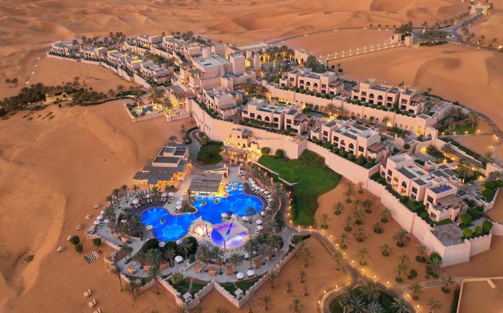 Majestueux hôtel 5* Anantara Qasr al Sarab Desert Resort dans le désert du Quart Vide