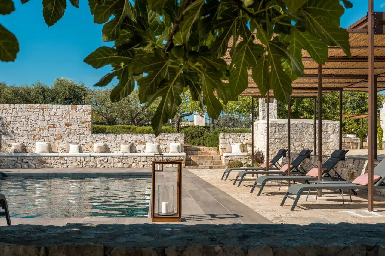 piscine extérieure de la villa entourée de transats pour un moment de détente et de repos