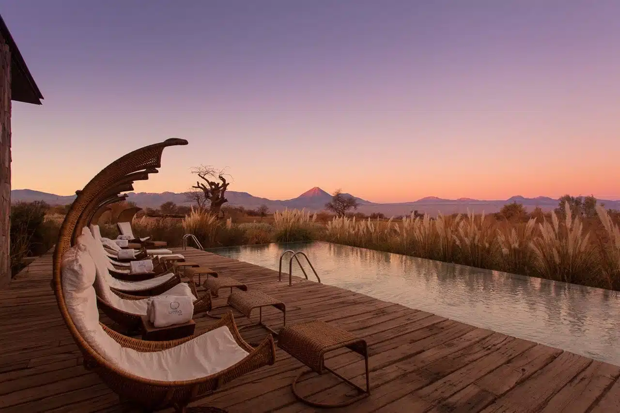 piscinne extérieure avec vue sur le volcan Licancabur dans le désert de l'Atacama au Chili