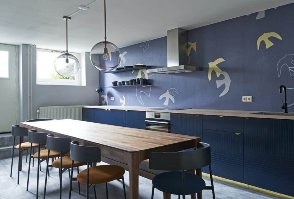 grande cuisine et espace repas dans la junior suite de l'hôtel Pistache Den Haag