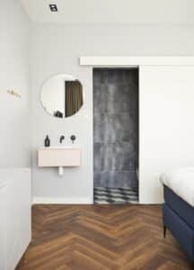 salle de bain donnant sur la chambre