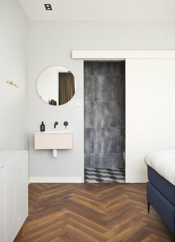 salle de bain donnant sur la chambre