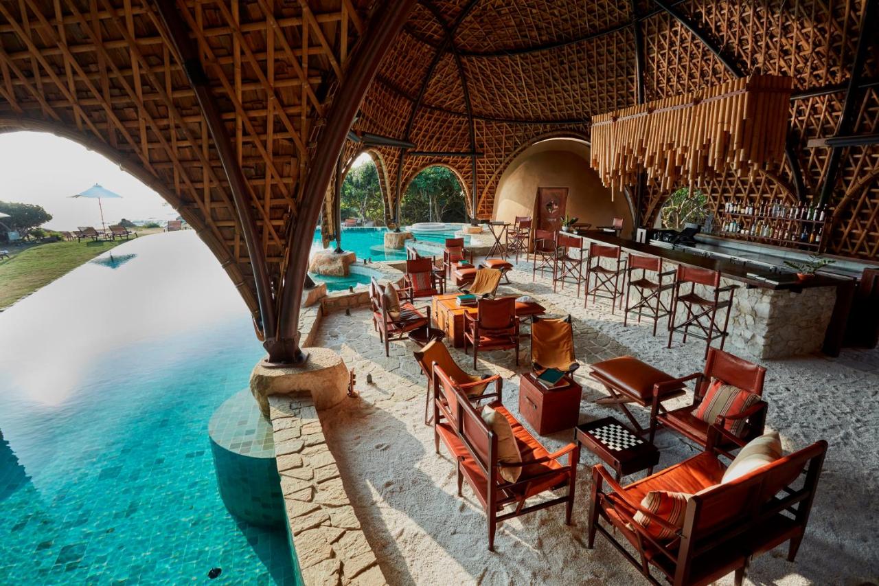 piscine extérieure avec vue mer et bar de l'hôtel Wild Coast Tented Lodge au Sri Lanka