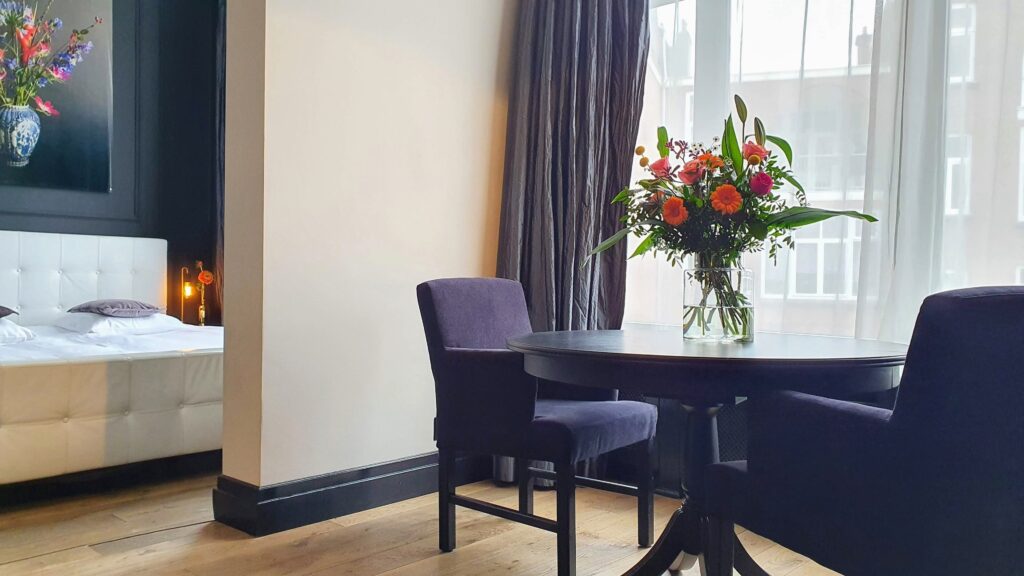 chambre avec espace repas au boutique hôtel de charme Residenz Stadslogement à La Haye