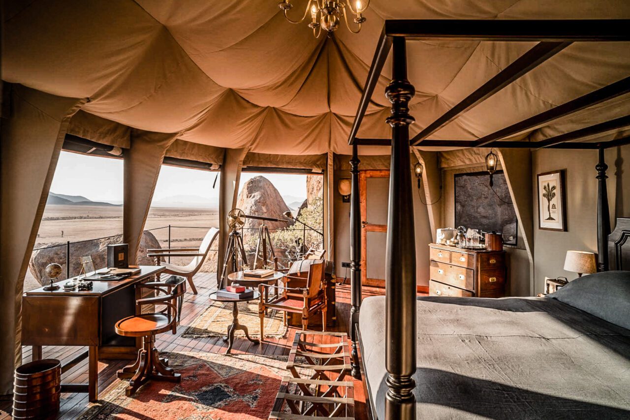 chambre dans un lodge avec vue sur le désert à l'hôtel Zannier Sonop dans le désert de Namibie