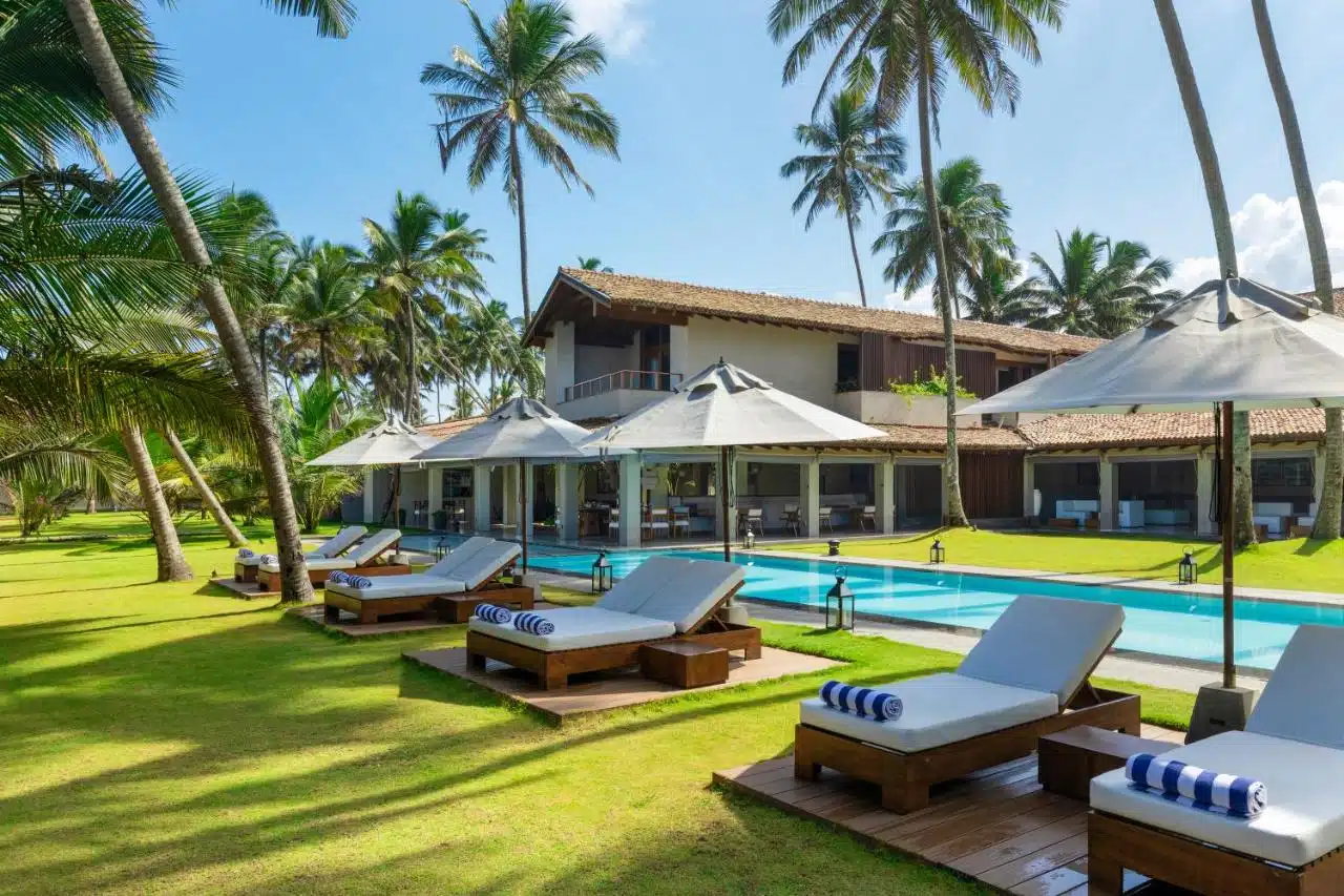 jardin avec piscine et transat au bord de la mer à l'hôtel Villa Thamburu de Bentota au Sri Lanka