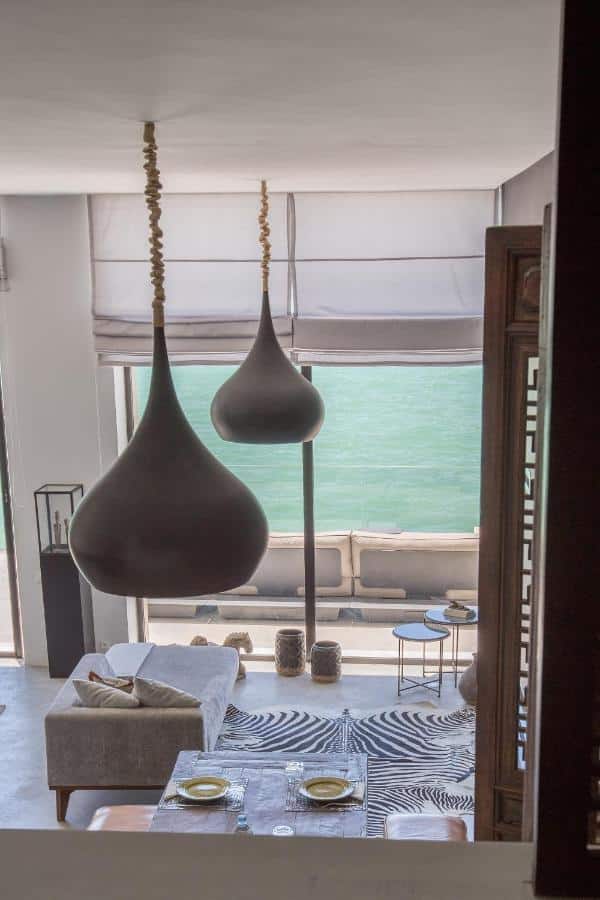 salon commun avec vue mer à l'hôtel Palais Rhoul & spa de Dakhla au Maroc