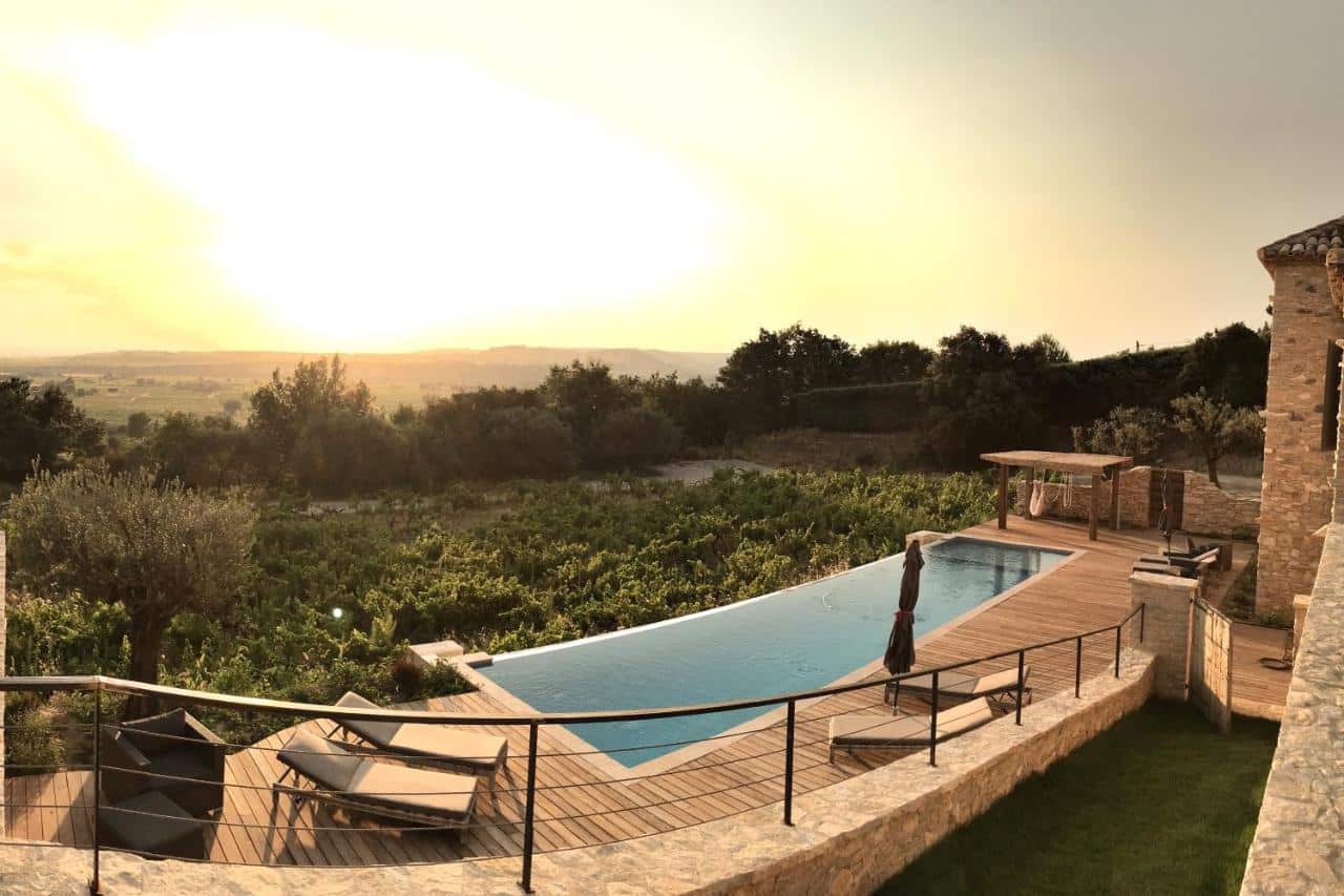 villa 6 chambres à louer pour les vacances avec piscine privée et vue sur les vignes des côtes-du-rhône