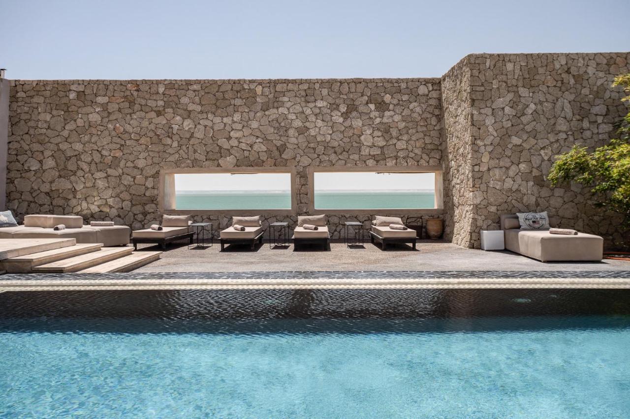 piscine extérieure et vue mer à l'hôtel Palais Rhoul & spa de Dakhla au Maroc