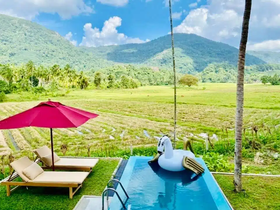 piscine privée et vue panoramique sur les montagnes et les rizières au Coconut Escapes au Sri Lanka