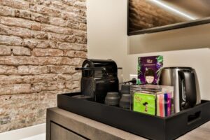 plateau de courtoisie avec en dessous le mini-bar