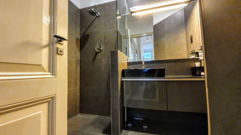 salle de douche au boutique hôtel de charme Residenz Stadslogement à La Haye
