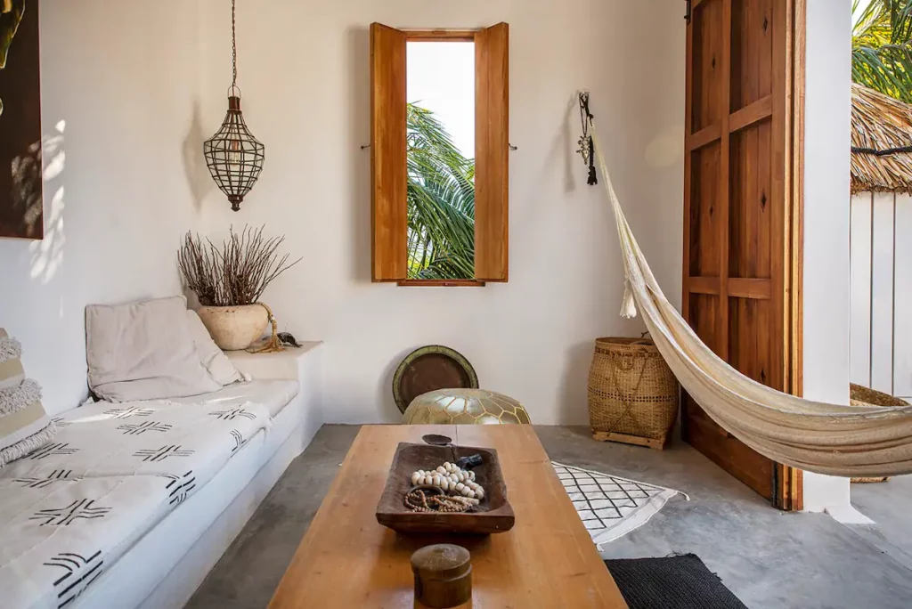 salon à la déco bohème chic de l'appartement à louer holbox island casa impala au Mexique