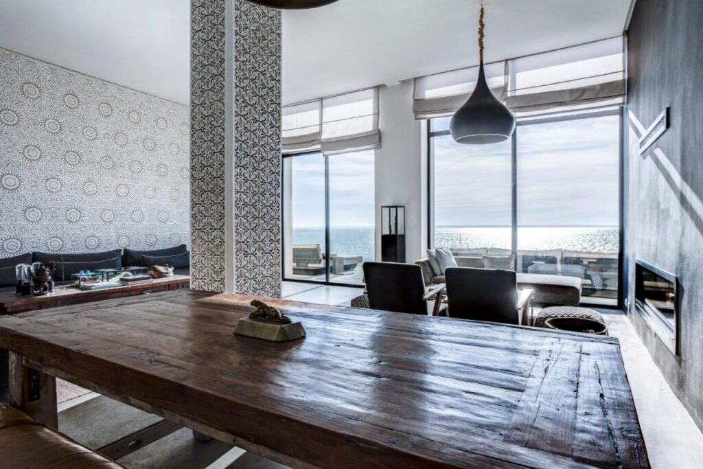 lounge avec cheminée et vue mer