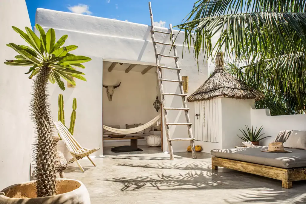 terrasse avec lit de soleil sur la terrasse de l'appartement à louer holbox island casa impala au Mexique