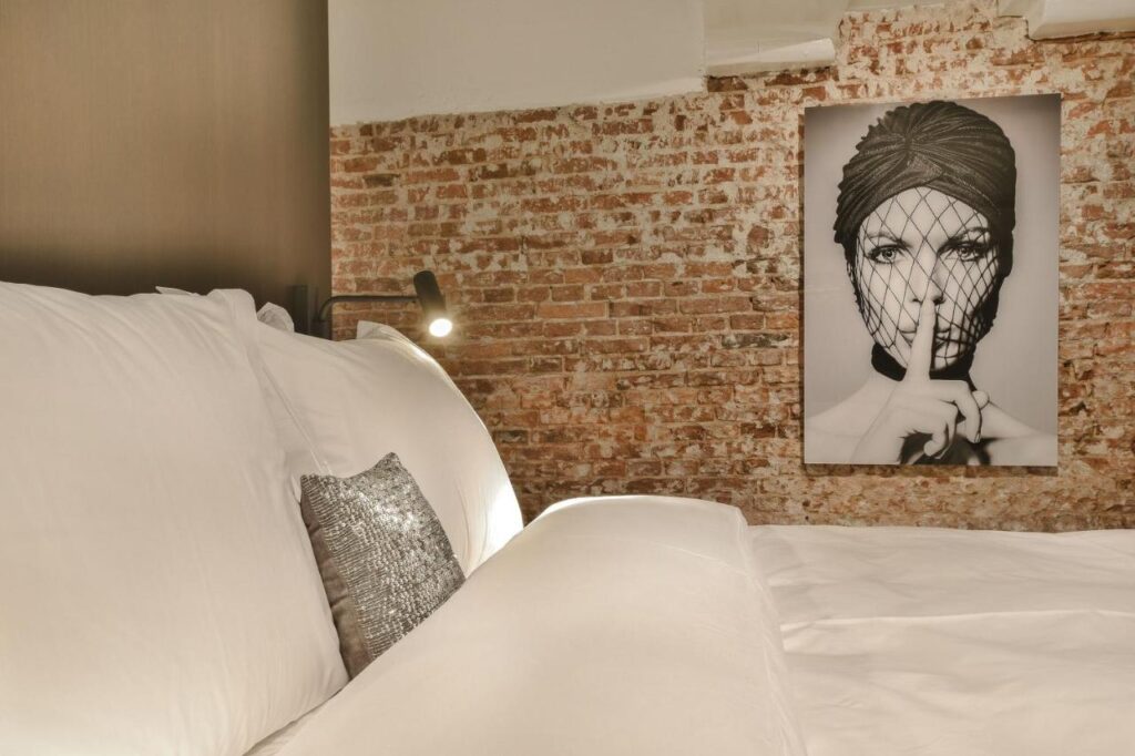 mur en brique et jolie décoration pour cette suite romantique à Amsterdam