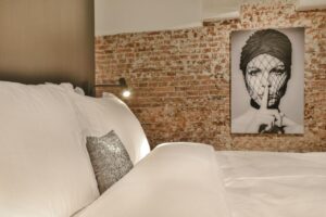mur en brique et jolie décoration pour cette suite romantique à Amsterdam
