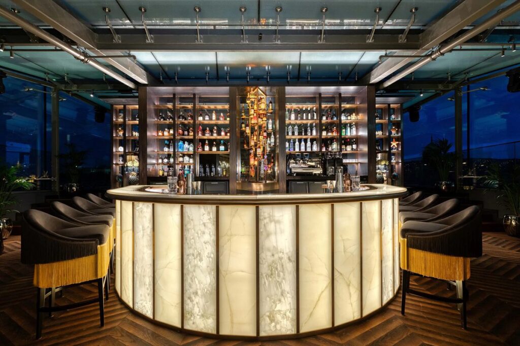 bar lounge sur le toit terrasse du Matild Palace de Budapest