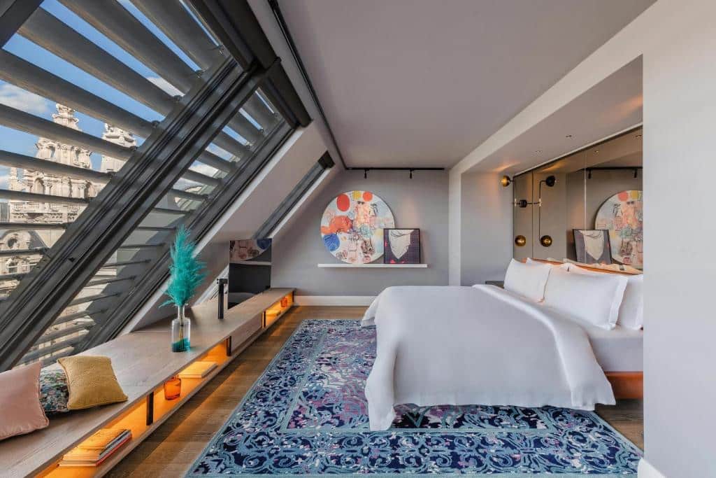 chambre loft au dernier étage du Matild Palace de Budapest offrant une magnifique vue depuis le lit