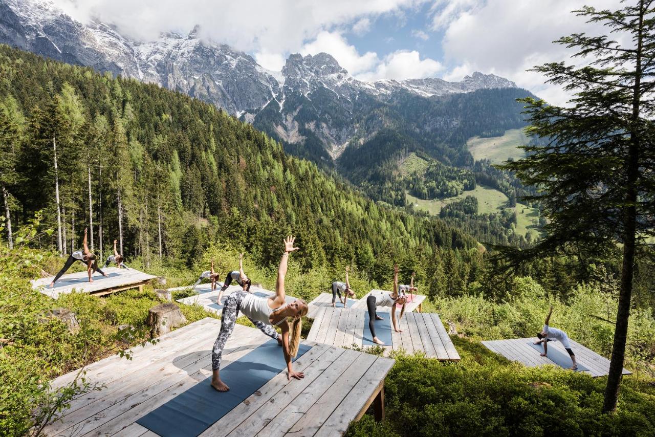 cours de yoga en pleine nature à l'hôtel Mama Thresl en Autriche