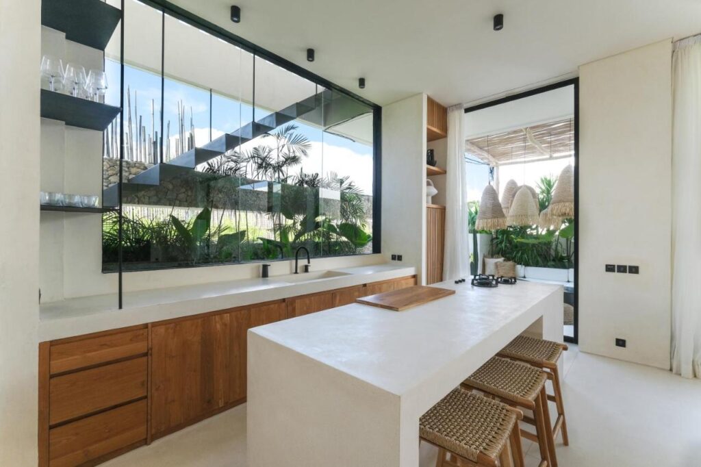 cuisine équipée ouverte sur le séjour avec un îlot central