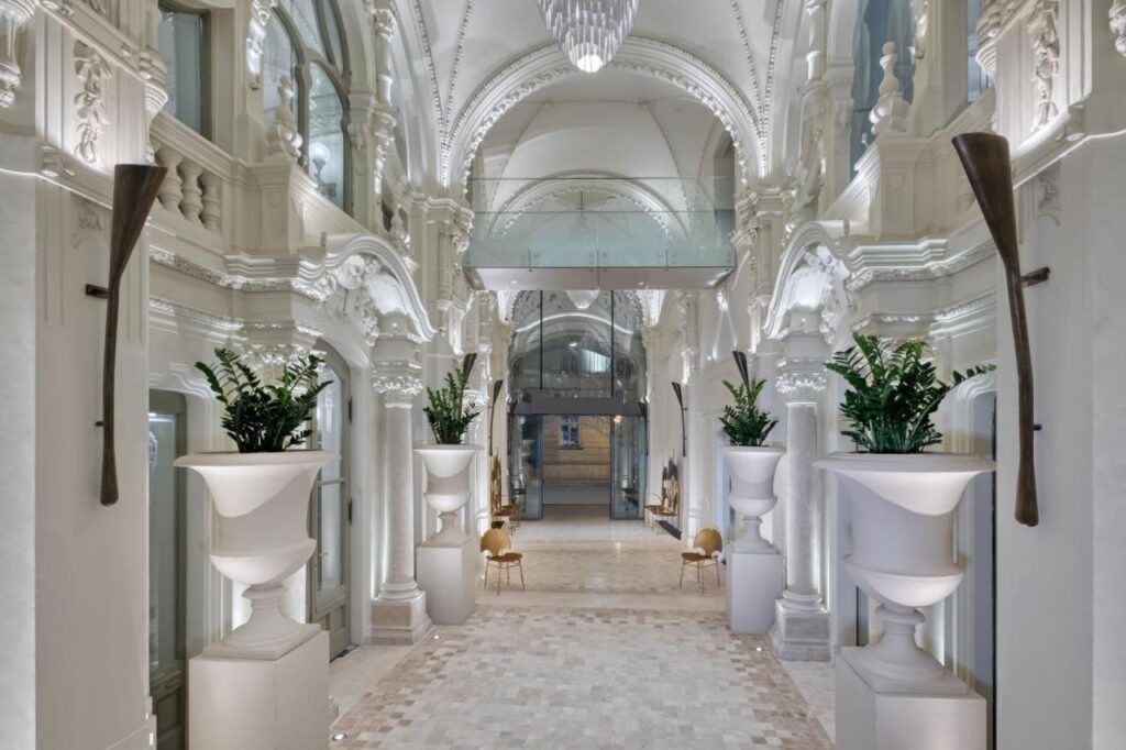 Somptueux hall d'entrée de l'hôtel Matild Palace dans un bâtiment historique du coeur de ville de Budapest dans le quartier Belvaros