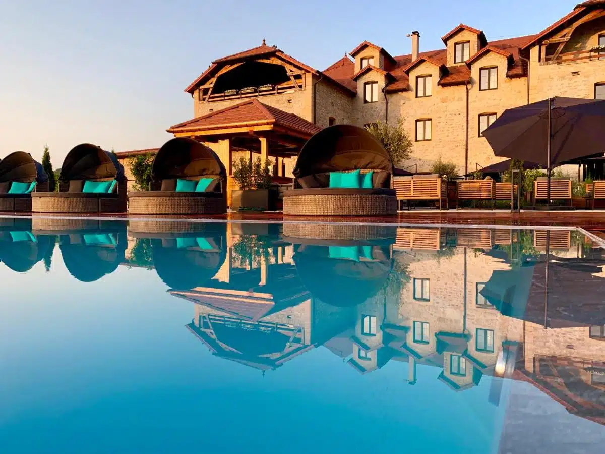 piscine extérieure du Domaine de la Klauss, hôtel et spa 5* en Moselle