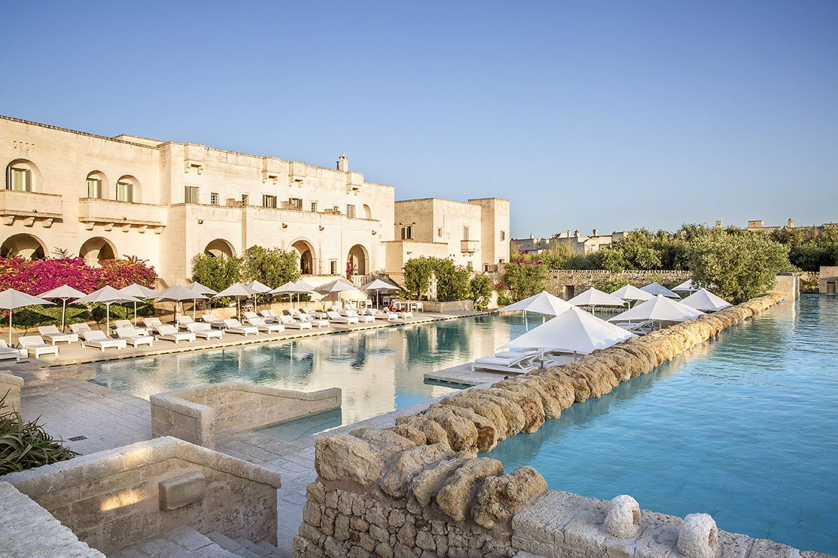 piscines extérieures de l'hôtel Borgo Egnazia au bord de la Mer Adriatique dans les Pouilles