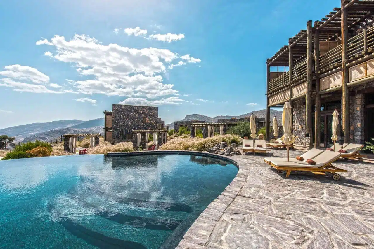 piscine extérieure à débordement et à la vue panoramique sur les monts Hajar