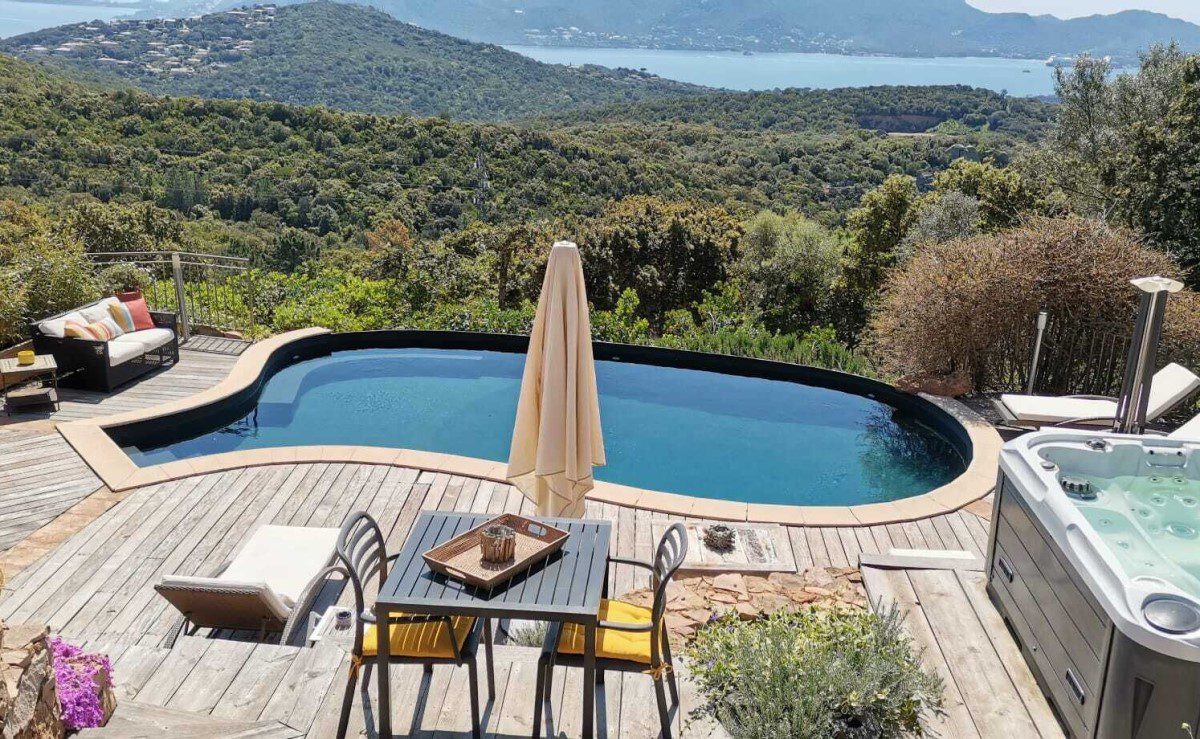 piscine avec vue panoramique sur la baie de Porto-Vecchio à l'hôtel Swim Lodge Hotel en Corse