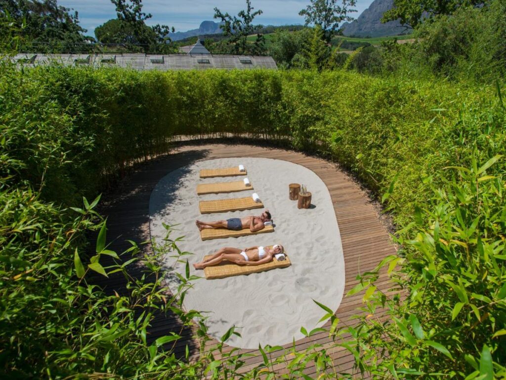 petite plage à proximité de la piscine de l'hôtel