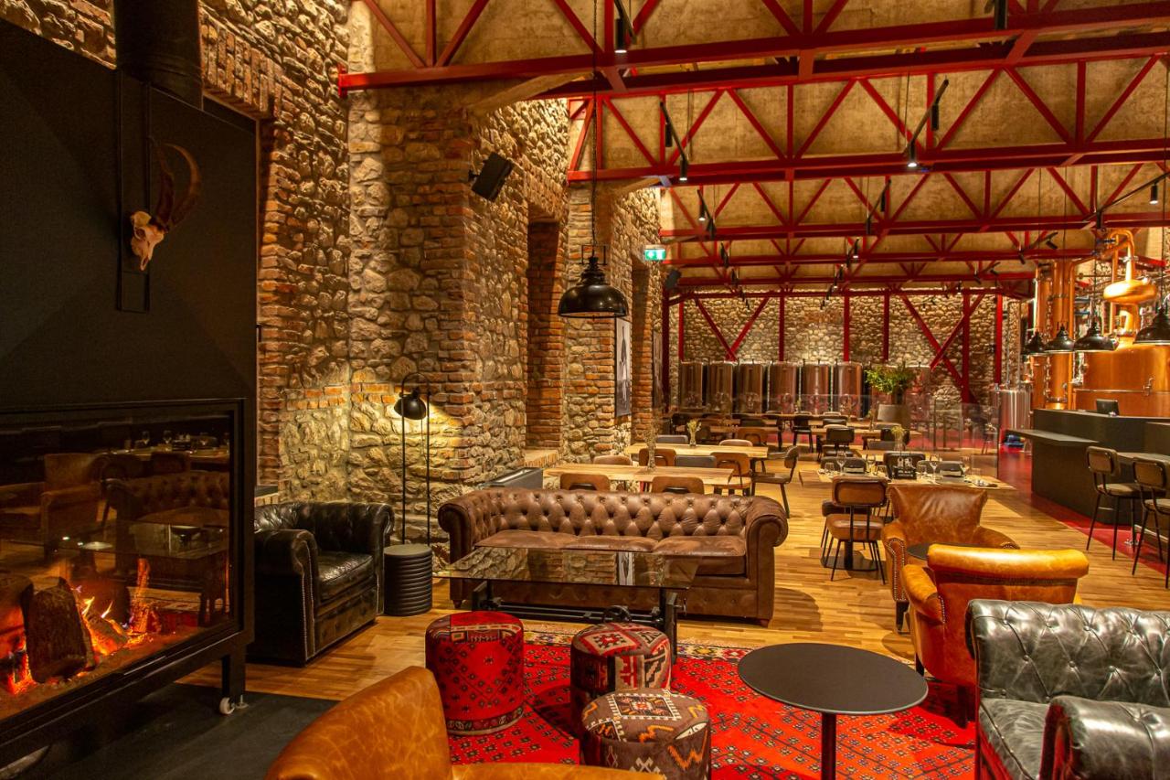 bar lounge de l'hôtel avec une immense cheminée