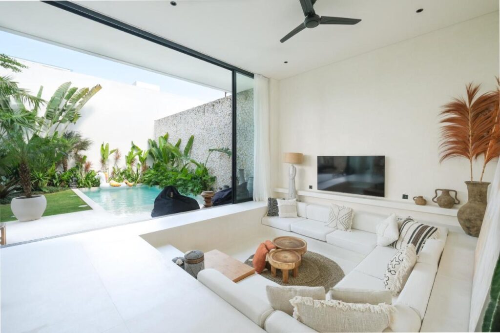 espace salon avec vue sur le jardin et la piscine