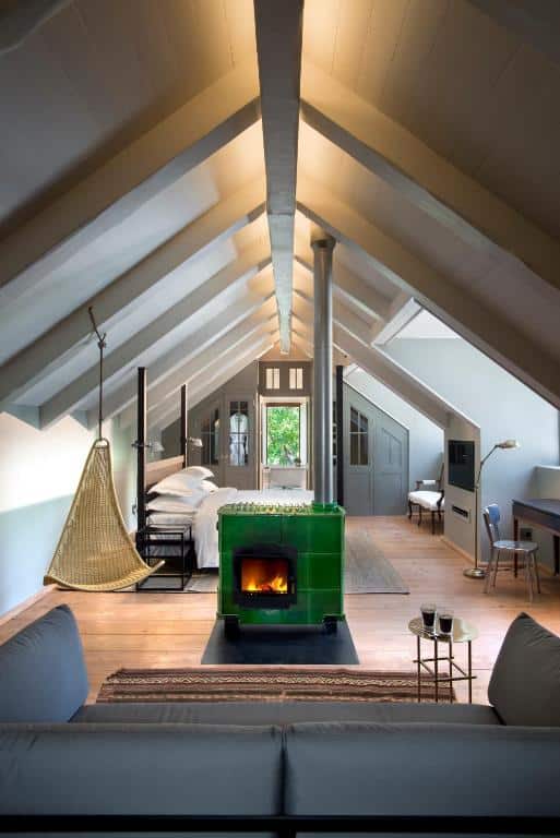 chambre avec espace salon et poêle