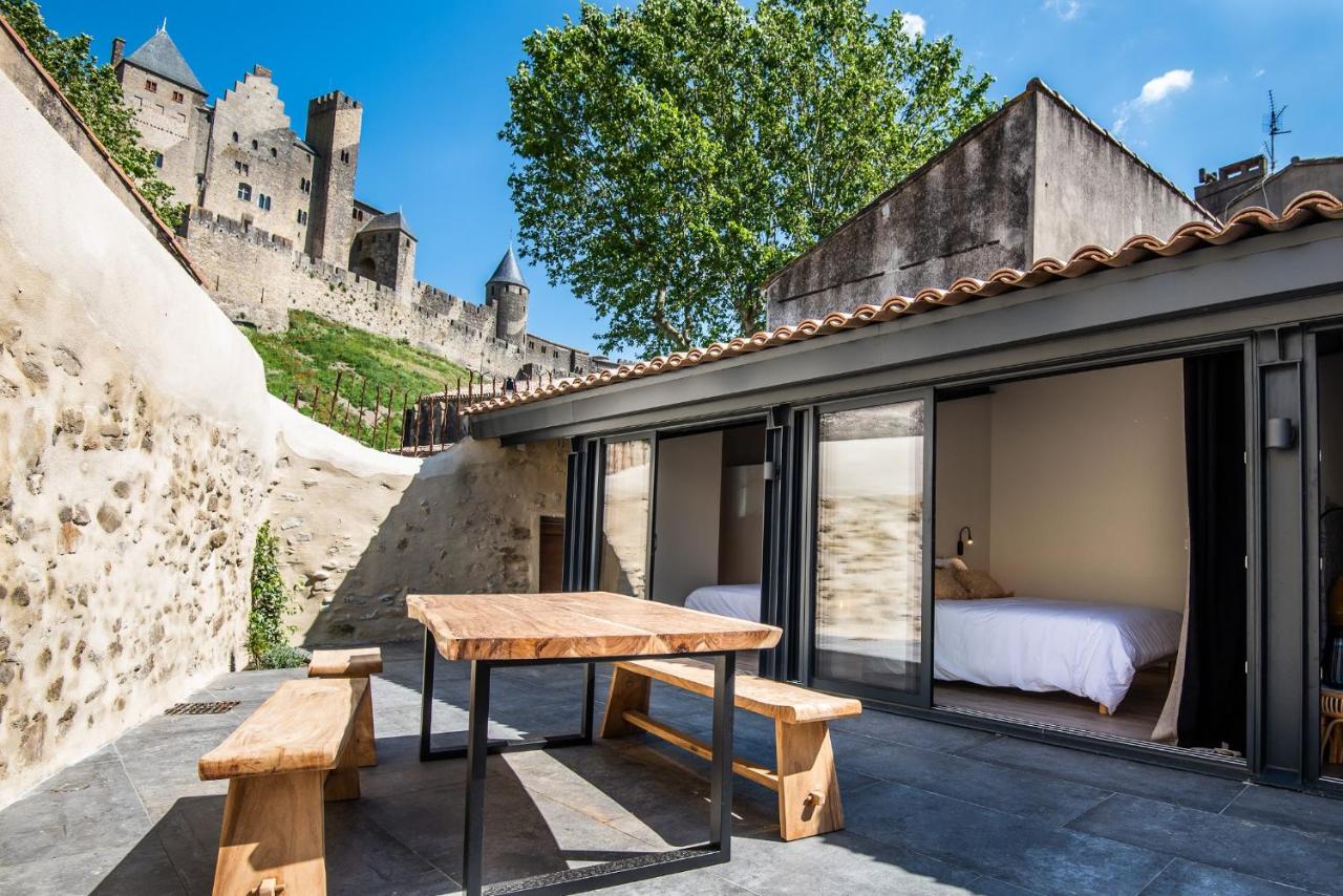 terrasse avec vue sur les remparts au gîte le Jardin de la Tour Pinte à Carcassonne