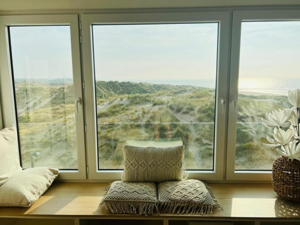 bord de fenêtre utilisé en banc avec vue panoramique sur la mer