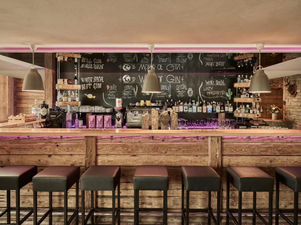 bar de l'hôtel avec une grande variété de Gin
