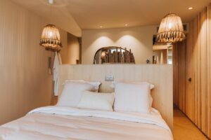 chambre de la suite avec à l'arrière la salle de douche