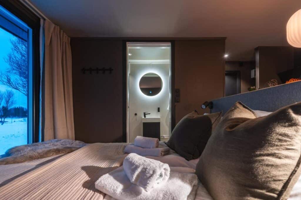 chambre avec salle de douche dans une cabine