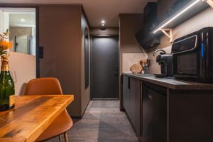 kitchenette d'une cabine au Aera Nord Panorama Glass Lodge en Norvège